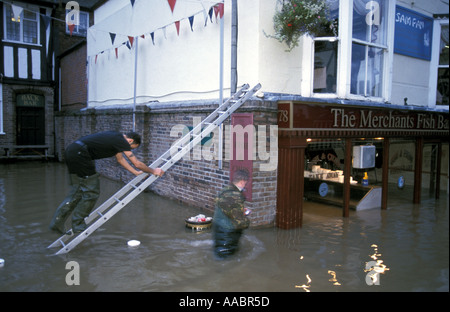 Erholt sich Posessions von seiner Wohnung oben Geschäfte in Bewdley überflutet, nachdem Fluss sieben das Dorf Worcestershire flutet Stockfoto