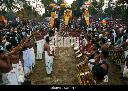 Indien Kerala Musiker spielen hektisch während eines lokalen Elefant-Festivals in Chavara Dorf 2006 Stockfoto