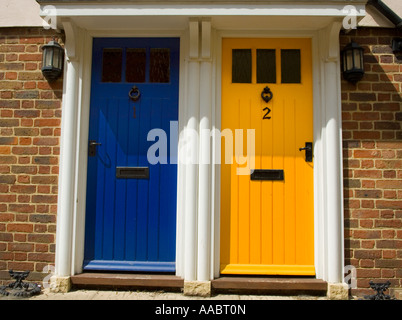 Blau und gelb Haustüren Sandwich Kent England Stockfoto