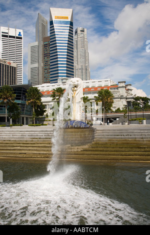 Singapur The Merlion Statue Wahrzeichen von Singapur am Wasser mit modernen Gebäuden hinter Stockfoto