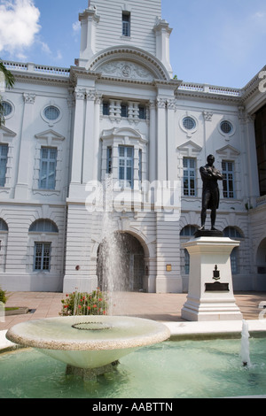 Victoria Theater Concert Hall Nationalmonument und Uhrturm mit Bronze-Statue von Sir Stanford Raffles Singapore Brunnen Stockfoto