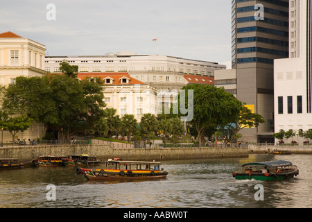 Bumboat River Taxis geben touristische Kreuzfahrten asiatischen Zivilisationen Museum vorbei auf North Boat Quay, Civic District, Singapur Stadt Stockfoto