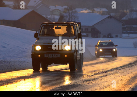 Schnee auf der Fahrbahn Stockfoto