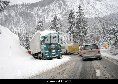 Verkehr auf verschneiter Fahrbahn Stockfoto