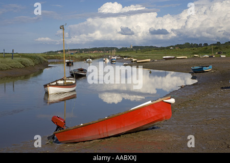 Morston Kai und Blakeney Dorf und Kirche im Hintergrund North Norfolk Stockfoto