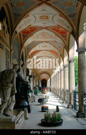 Arcade-auf dem Vyserhad Friedhof oder Vysehradsky Hrbitov auf dem Gelände der Burg Vyšehrad in Prag, Tschechische Republik Stockfoto