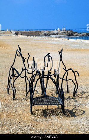 Zeitgenössische Skulptur Darstellung römischen Wagen am alten Hippodrom Chariot Rennen Meta Prima Bereich in Caesarea Nationalpark Israel Stockfoto