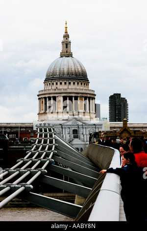 Besucher drängen sich über die Millennium Bridge in der Nähe von St Paul s Cathedral London Stockfoto