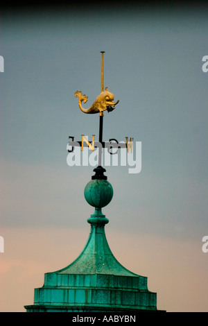 Vergoldete Fisch Wetterfahne hoch oben an der Spitze der County Hall London Stockfoto