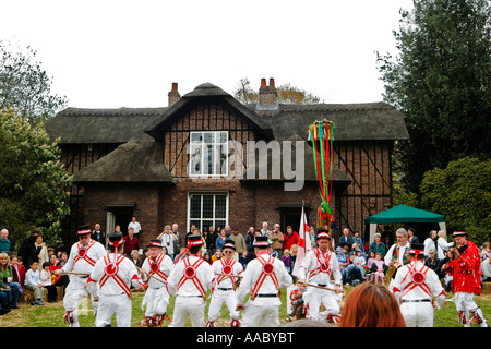 Morris Tänzer außerhalb Königin Charlotte s Reetdachhaus in Kew Gardens London Stockfoto