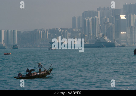 Chinesisches traditionelles Fischerboot Hong Kong Island von Kowloon Seite. Versand Moderne Hochhäuser China 1990er Jahre 1991 HOMER SYKES Stockfoto