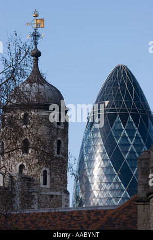 Tausend Jahre auseinander The Tower of London von der 1060s und der Swiss Re Gebäude aus den 2000er Jahren Stockfoto