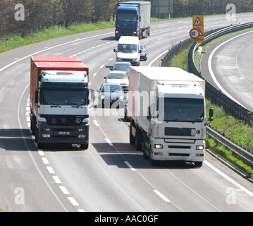 LKW überholt auf der Autobahn Stockfoto