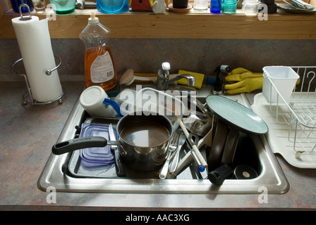 als Haufen von schmutzigem Geschirr in einer Küchenspüle Stockfoto
