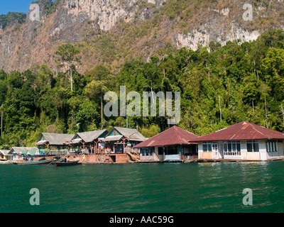 Rafthouses schwimmt auf dem Chao-Larn See Khao Sok Nationalpark-Thailand Stockfoto
