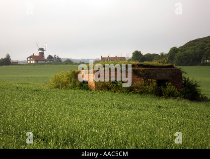 Ein Zweiter Weltkrieg Bunker auf Küsten Ackerland in North Norfolk in Weybourne, Norfolk, England, Vereinigtes Königreich, Europa. Stockfoto