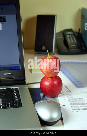 Obst am Arbeitsplatz Stockfoto