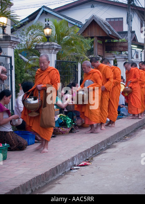 Lao Mönche empfangen Morgen Almosen in der Weltkulturerbe Stadt Luang Prabang Laos Stockfoto