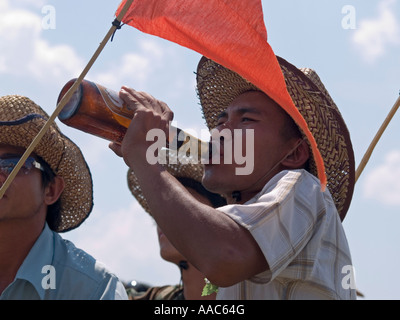 ein Festival Goer trinkt eine Flasche Bier Lao feiert die Bun Bang Fai Rocket Festival Muang Singh Laos Stockfoto