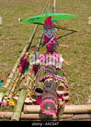 bunte Bambus Rakete gestartet werden, um das Bun Bang Fai Rocket Festival beten für Regen und Fruchtbarkeit Muang Singh Laos bereit Stockfoto