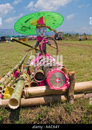 bunte Bambus Rakete gestartet werden, um das Bun Bang Fai Rocket Festival beten für Regen und Fruchtbarkeit Muang Singh Laos bereit Stockfoto