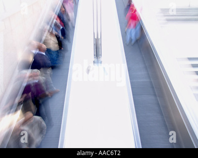 Menschen auf einer Rolltreppe Stockfoto