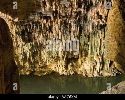 Blick auf die Stalagtite Formationen in Tham Lot Höhle Thailand Stockfoto