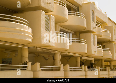 Ungewöhnliche halb kreisförmigen Balkone in Benalmadena Stockfoto
