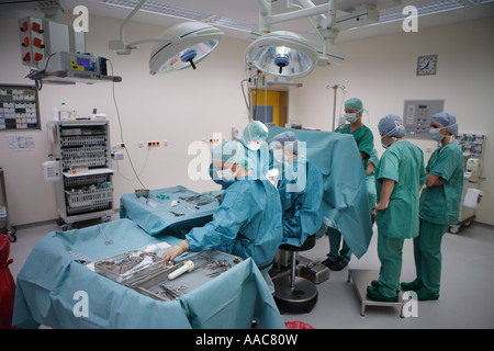 Altonaer Kinderkrankenhaus s Team von Operationen während einer operation Stockfoto