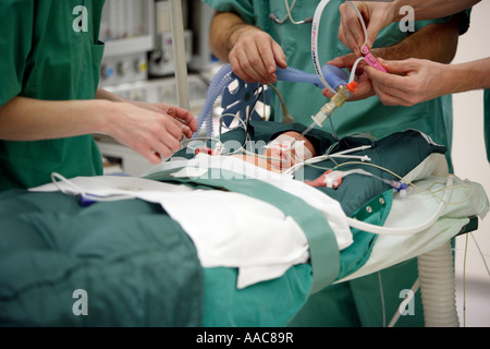 Altonaer Kinderkrankenhaus s ein Baby auf dem OP-Tisch der Patient ist 14 Tage alt Stockfoto