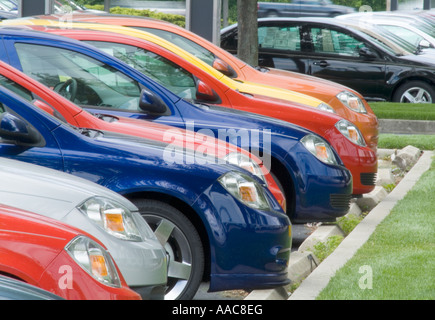 Reihen von neuen Autos zum Verkauf In neuen Parkplatz Autohaus Stockfoto