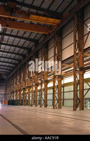 Rusty Balken Träger innen alte leere Lager, USA Stockfoto, Bild