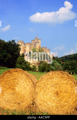 Herbsternte im Chateau de Bonaguil. Heuballen auf dem Feld. Landwirtschaft in Frankreich, Dordogne-Tal Lot et Garonne, Aquitanien, Perigord. Stockfoto