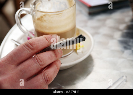 junge Frau Rauchen von Marihuana in einem Coffee-Shop in den Niederlanden, Nahaufnahme Stockfoto