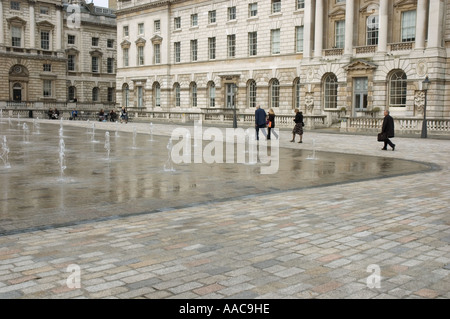 Büroangestellte, die zu Fuß durch den Hof des Somerset House, London UK Stockfoto