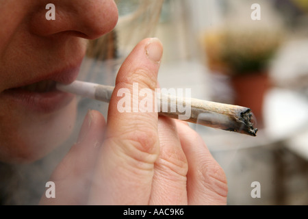 junge Frau Rauchen von Marihuana in einem Coffee-Shop in den Niederlanden Stockfoto