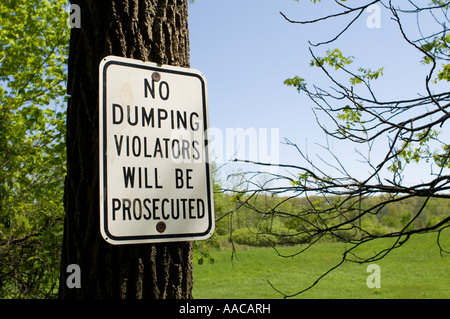 Schild mit der Aufschrift No Dumping Zuwiderhandlungen werden strafrechtlich verfolgt Stockfoto