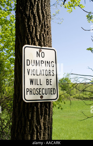 Schild mit der Aufschrift No Dumping Zuwiderhandlungen werden strafrechtlich verfolgt Stockfoto