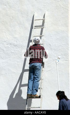 Maler auf der Leiter Stockfoto