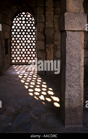 Architektonische Details an den Qutb Minar-Komplex in der Nähe von Delhi, Indien Stockfoto