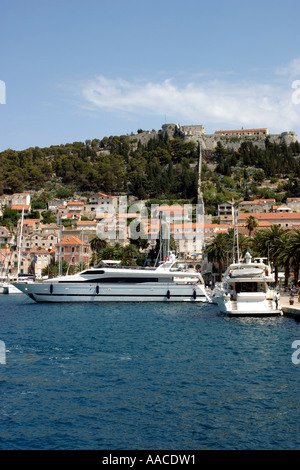 Luxus-Yachten ankern in Hvar Stadt Marina auf der Insel Hvar, Kroatien 2006 Stockfoto