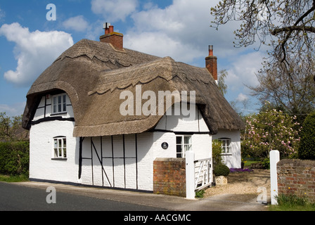 Einem typischen traditionellen englischen strohgedeckten Landhaus / Ferienhaus mit weißen Wänden & schwarze Balken in Milton Keynes Dorf Stockfoto