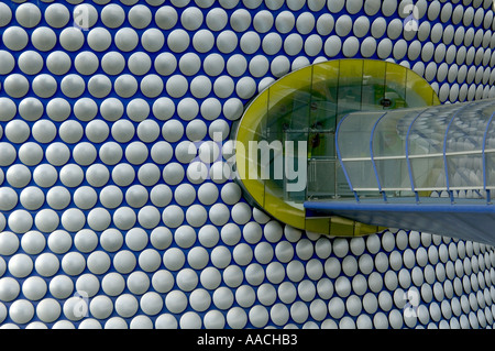 Selfridges speichern in Birmingham UK Designed by Zukunft Systeme abgedeckt in Festplatten zeigt röhrenförmigen Aluminiumbrücke, Parkplatz Stockfoto