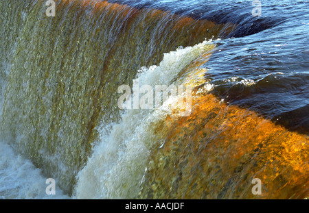 Wasser fließt über Jagala Wasserfall in Estland Stockfoto