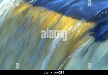 Wasser fließt über die Felsen am Jagala Wasserfall Estlands Stockfoto