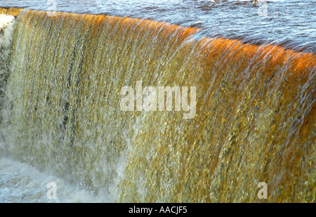 Wasser fließt über Jagala Wasserfall in Estland Stockfoto