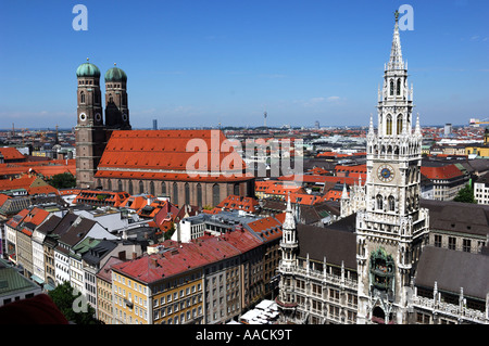 Marienplatz, Rathaus und Frauenkirche in München, Bayern, Deutschland Stockfoto