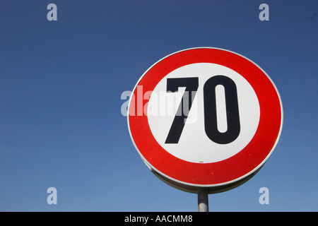 Geschwindigkeitsbegrenzer 70 kmh Stockfoto