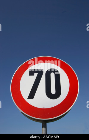 Geschwindigkeitsbegrenzer 70 kmh Stockfoto