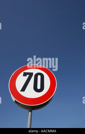 Geschwindigkeitsbegrenzer 70 kmh Stockfoto